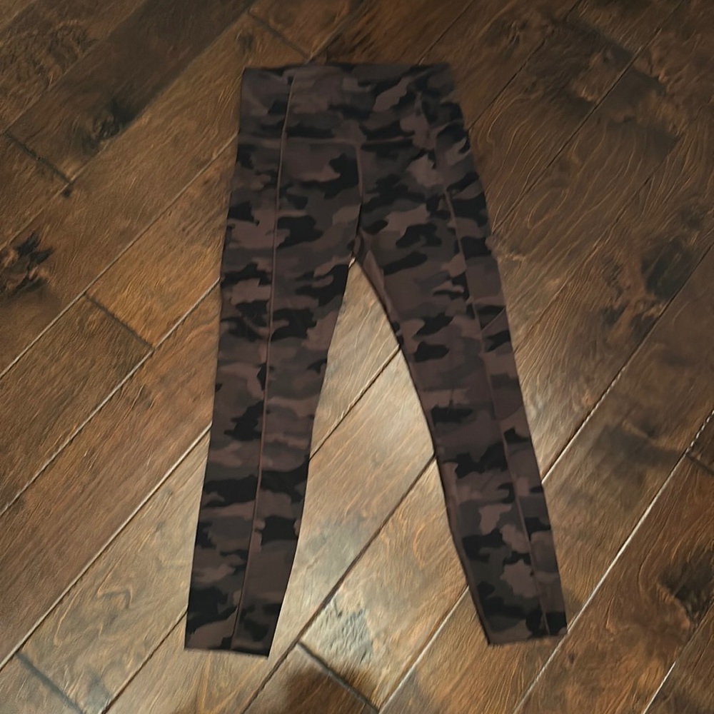 LIKE NEW- Lululemon - Fast and Free High Rise Tight 25” - size 6